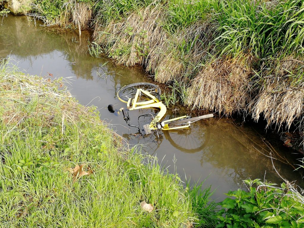 Una bike buttata nel fosso a Zivido di San Giuliano Milanese